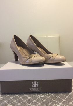 Giani Bernini memory foam high-heel pump