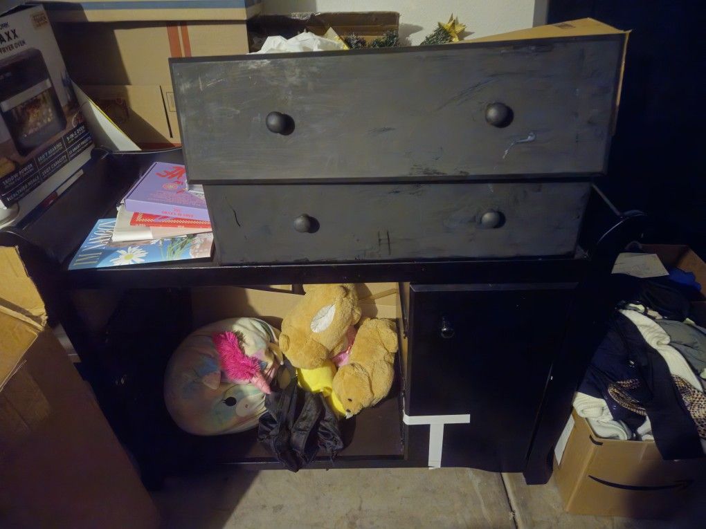 CHILDREN'S DRESSER WITH CHANGING TABLE TOP