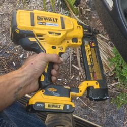 DeWalt 20v Trim Gun 18ga Straight 