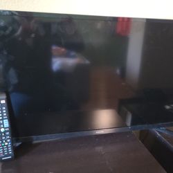 Samsung Smart TV 32"  W/Remote 2021