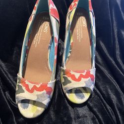 NWOT Toms Size 5.5W Peep Toe Floral Wedge