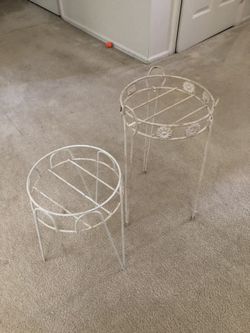2 Metal plants stands