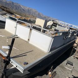 Ercoa Pontoon 21’ Boat