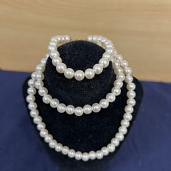 Pearl necklace and bracelet 