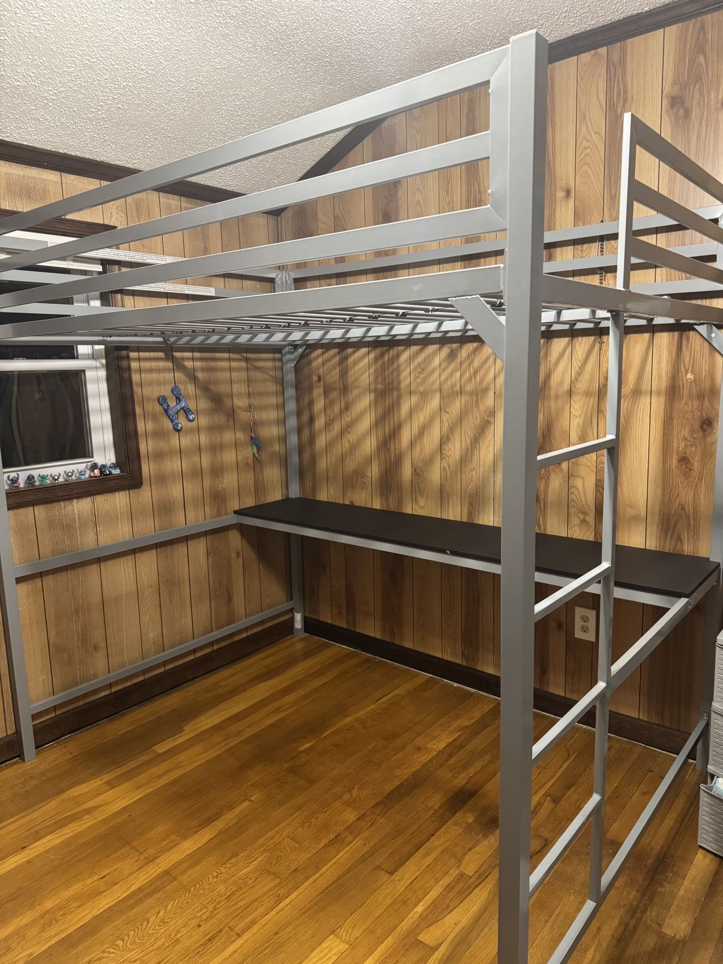 Full Size Loft Bed Equipped With Desk