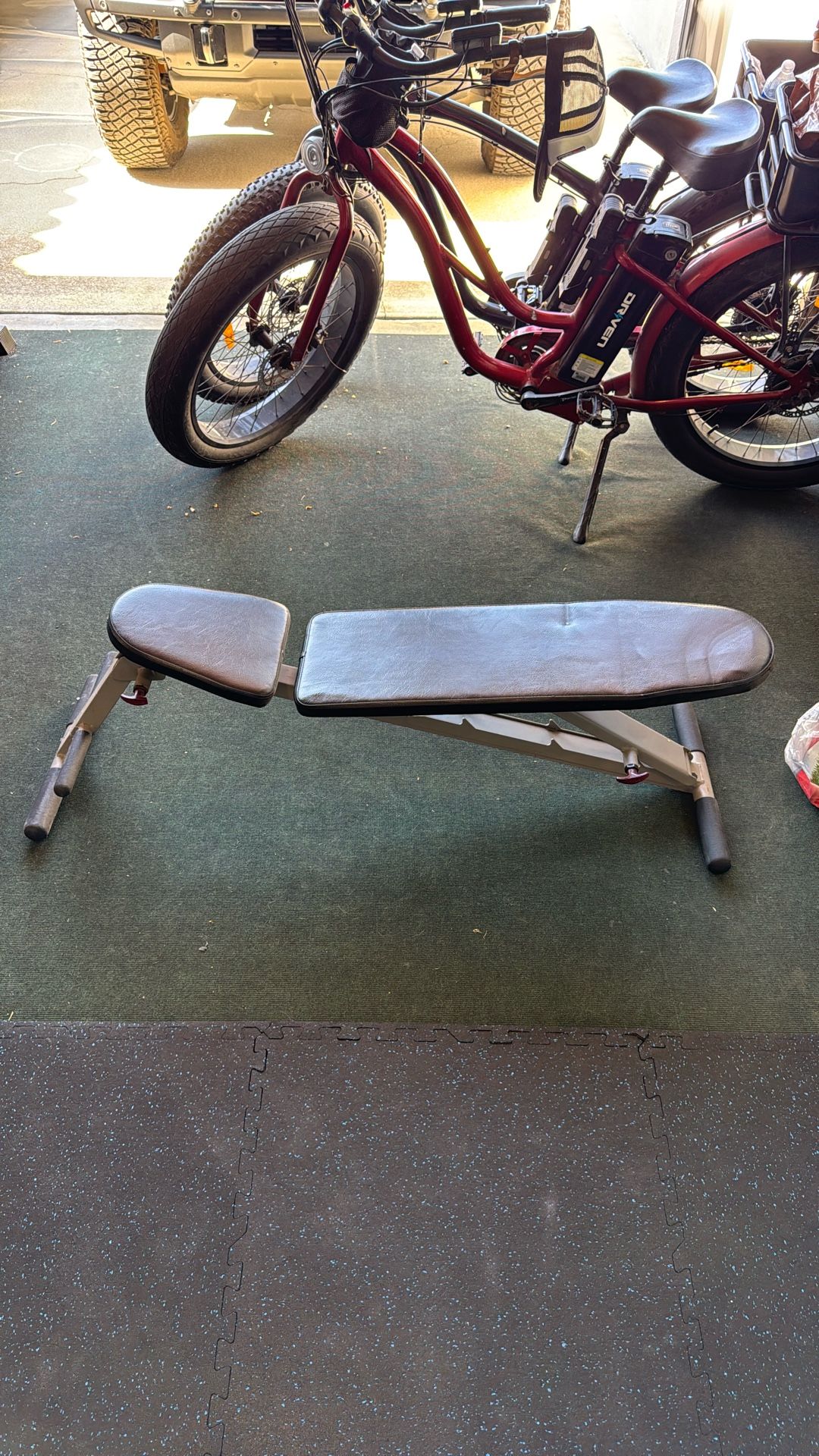 Adjustable weight bench