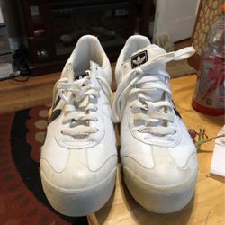 Men’s Adidas tennis shoes￼