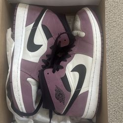Jordan 1 mid size 9 woman’s
