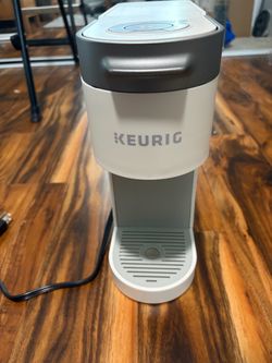 Keurig Single Serve Coffee Maker with water reservoir