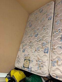 2 twins/  2 Mattress 2 bases like new
