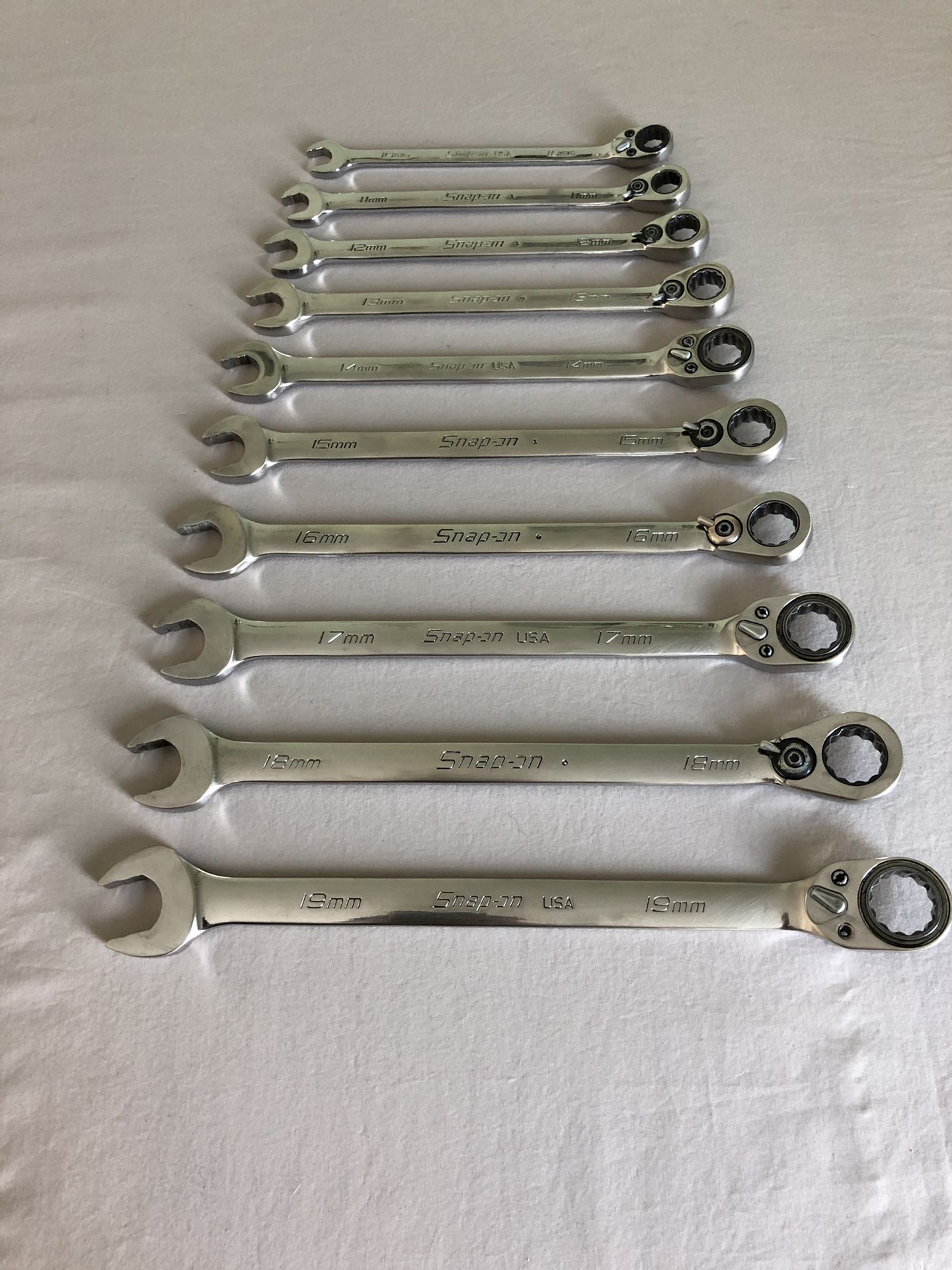 Snap on 10-19 millimeter wrench ratchet set. Not engraved! Very clean
