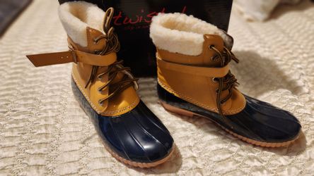 NIB Twisted SIZE 7  Duck Boots with Sherpa Lining