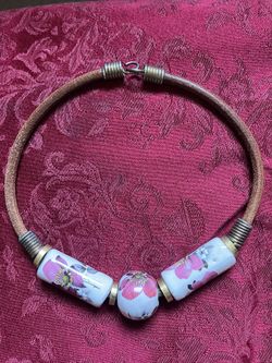 MATCHING LEATHER CHOKER+BRACELET W/METAL FLOWERY BEADS