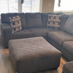 BALLINASLOE 3-PIECE SECTIONAL LIKE NEW!!! 