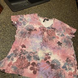 Women 1X. Women 1XL Jason Maxwell mauve/black floral with poetry print short sleeve vneck Lot 133