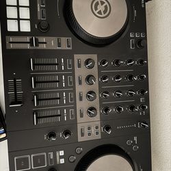 Traktor Kontrol S3 DJ Controller