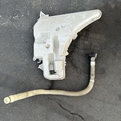 BMW E92 Windshield Reservoir 