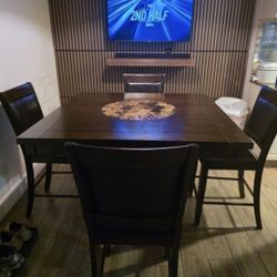 Beautiful High Table And 4 Bar Stools Good Condition 