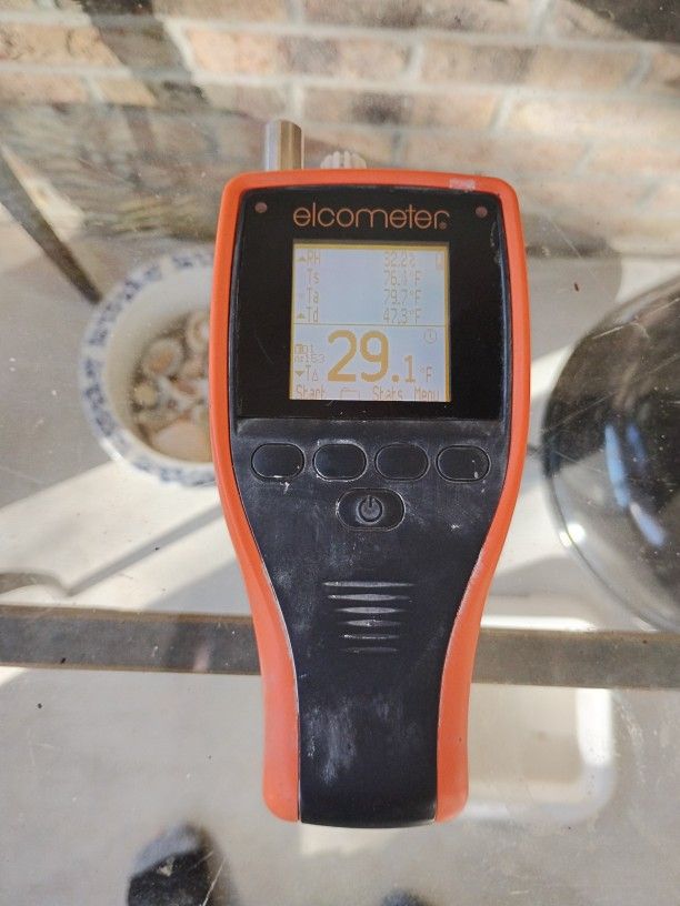 Elcometer 319 Runs  on 2 Double A Batteries 