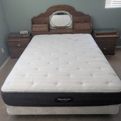 Queen Bed & Bedroom Set Like New Condition! 