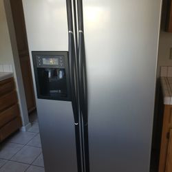 Samsung Refrigerator in perfect condition 