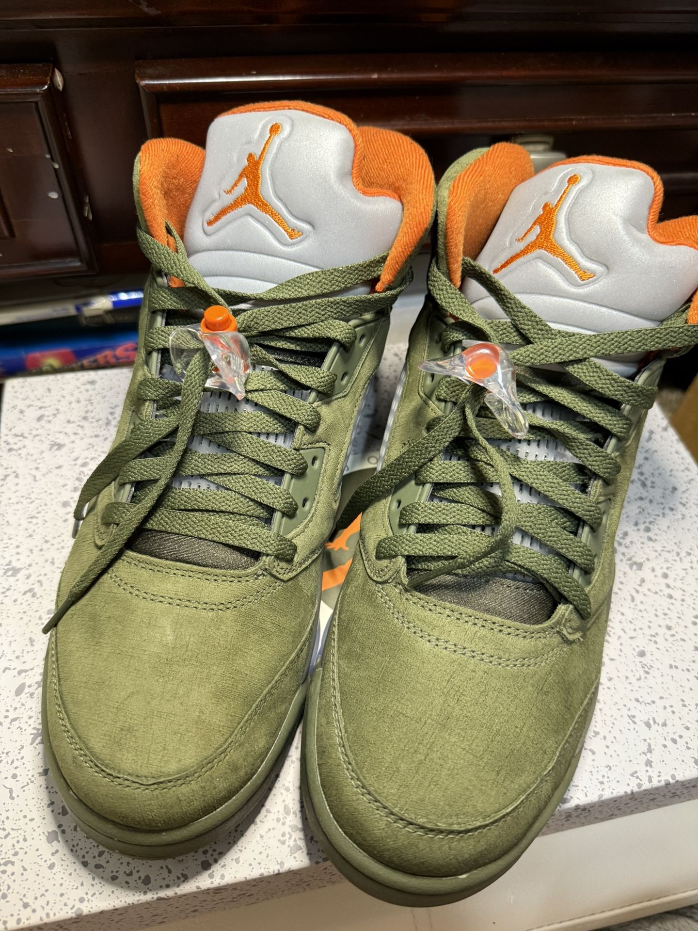 Air Jordan 5 Retro Army Olive/Solar Orange Like new Size 11 with box