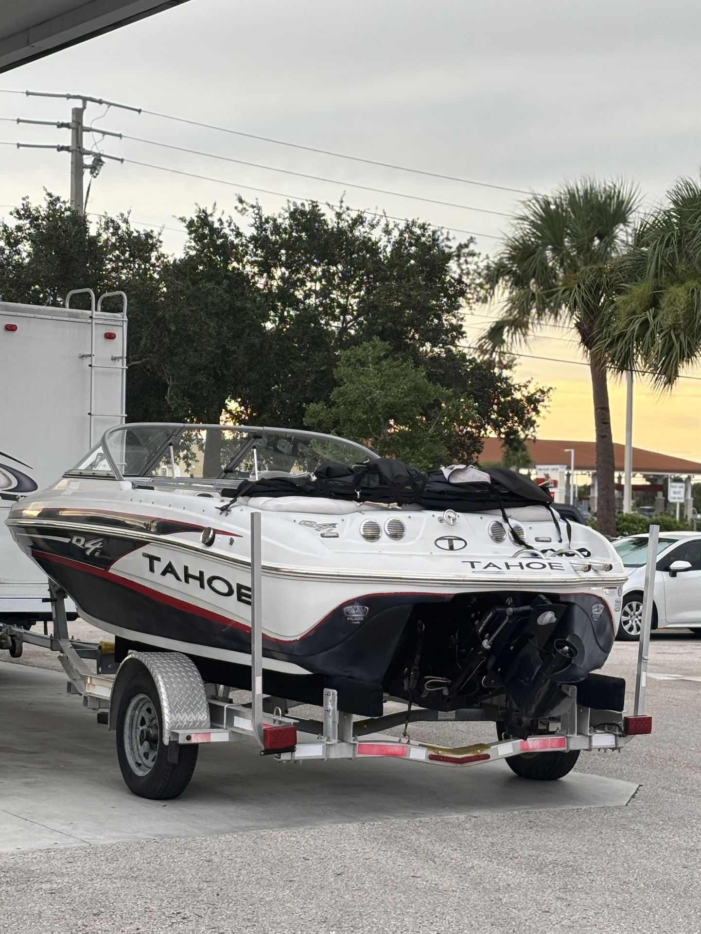 Boat Tahoe Q4 (60 Hours) Clean Title.