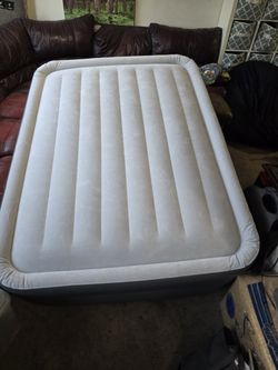 Intex Queen 20 inch Dura-Beam Deluxe Raised Air Bed Mattress with Built-in Pump