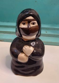 ceramic souvenir figurine from the Middle East, commonly produced as a Ceramic Arab Woman Bobblehead 
No cracks 
Great condition