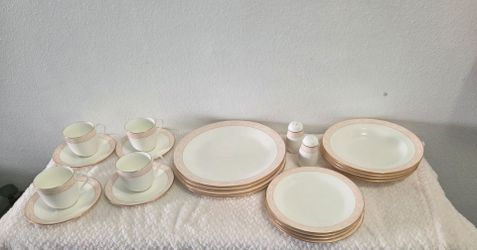 Mikasa Silk Moire CAG01 Bone China Dinner Set White Pink Gold S/P Shaker 22 Pc