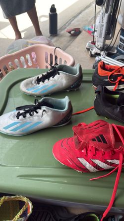 Soccer shoes