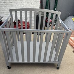 Crib   w/ mattress 