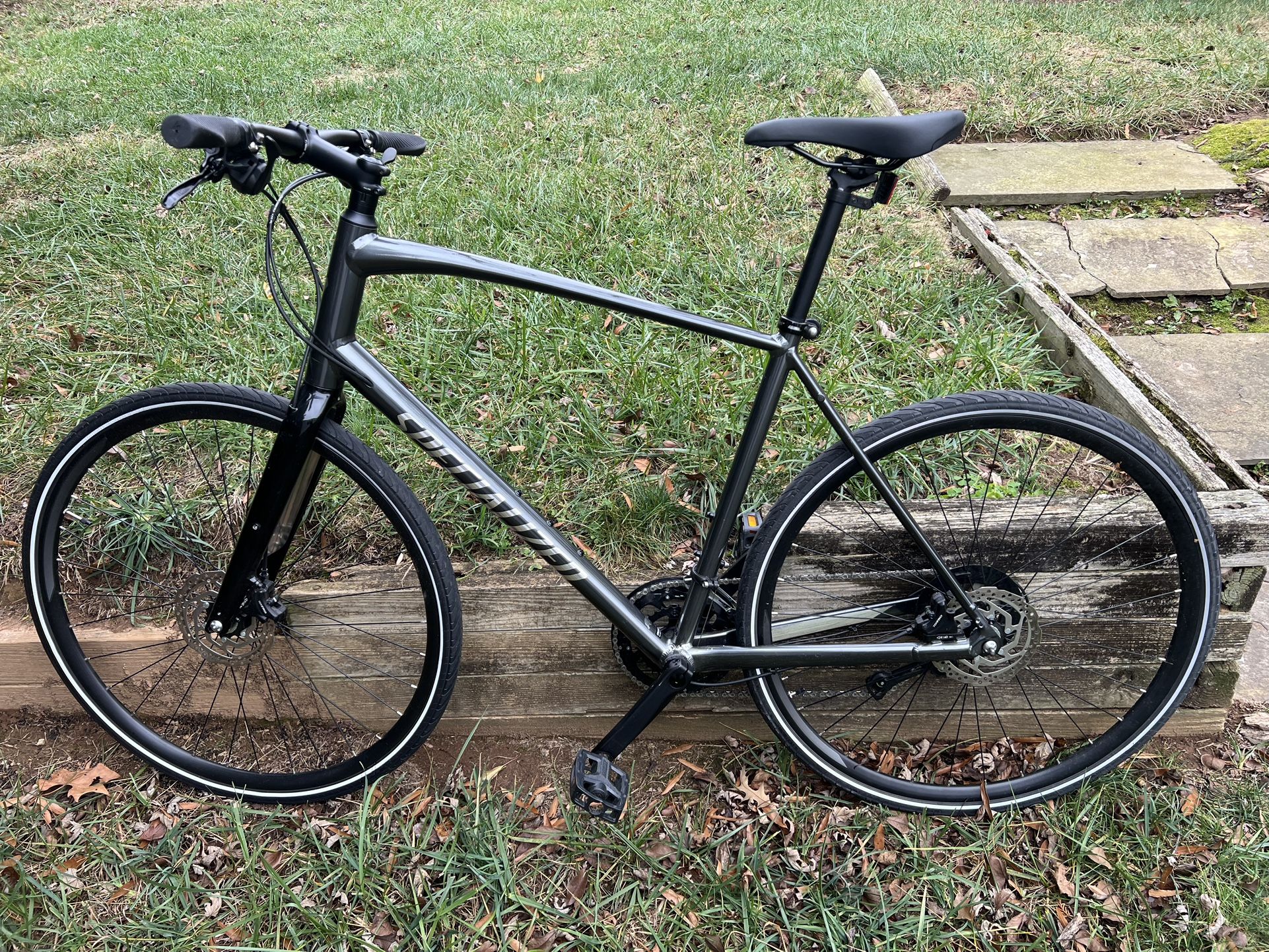 Specialized Sirrus Sport 54 cm- 18 Speed- Carbon Fork- disc brakes