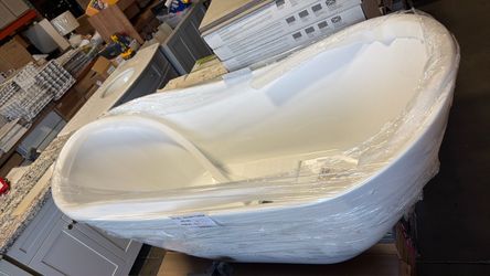 freestanding batthub brand new $499