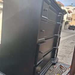Black Dresser Witg 4 Drawer 