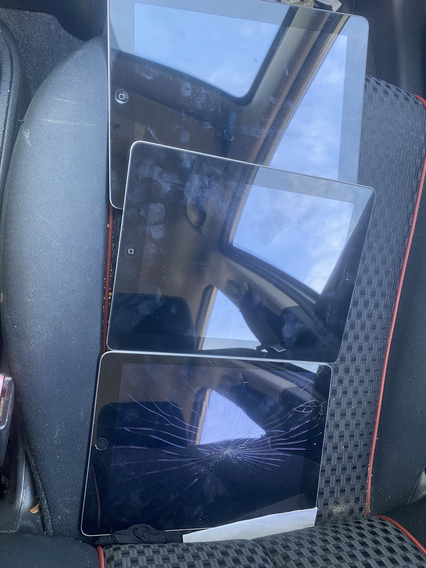 3 iPads 