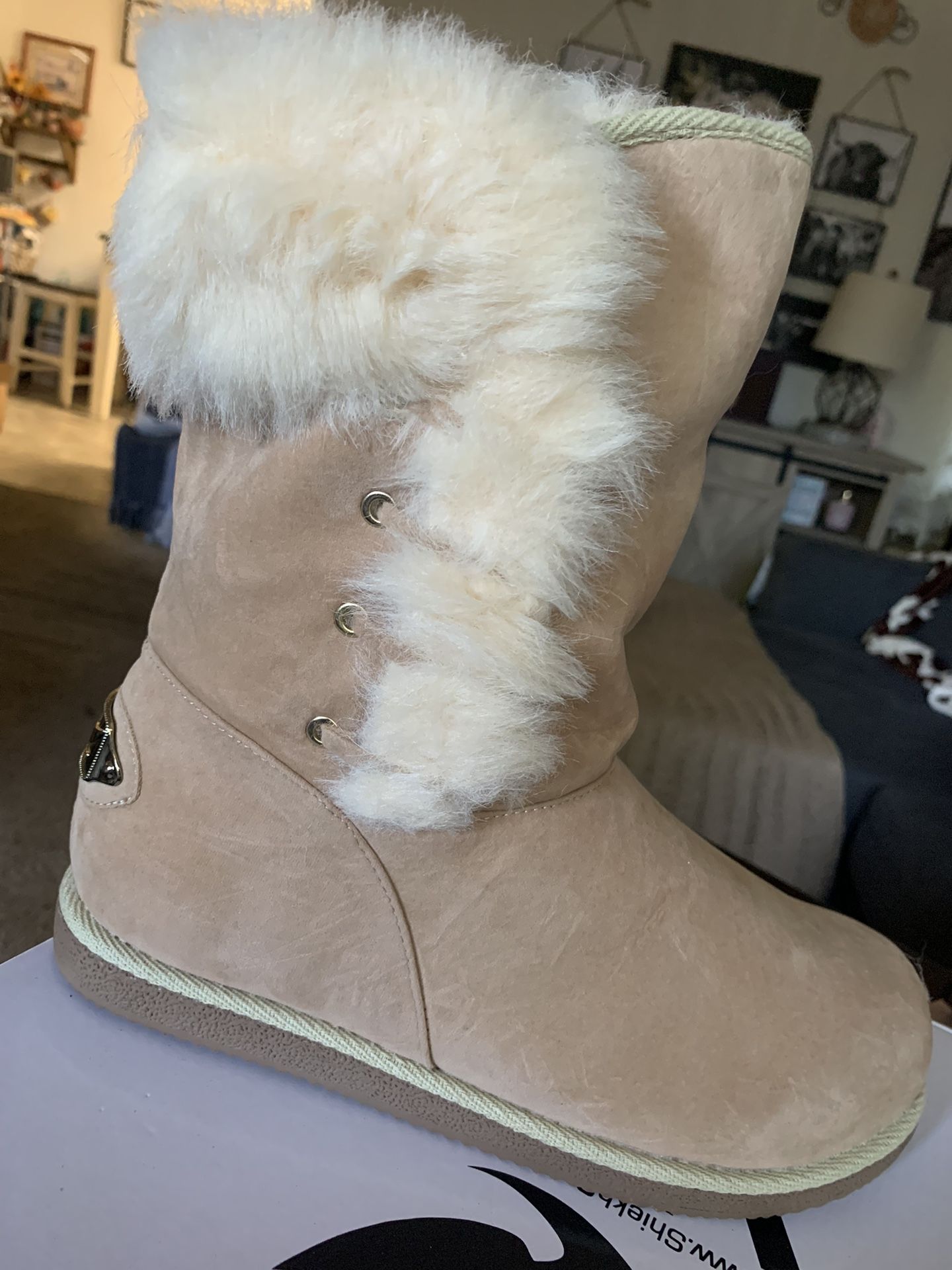 Woman’s Boots Size 9 New