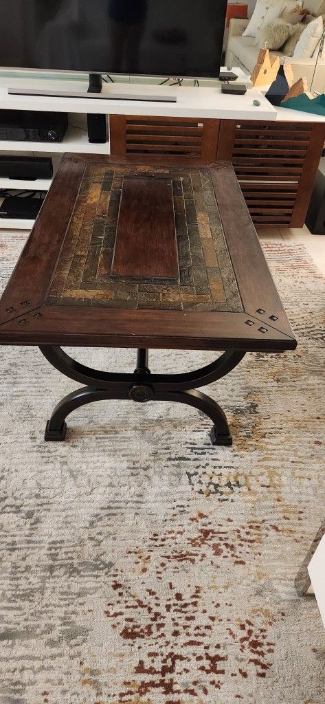 Sturdy Oak Wood Coffee Tableĺ