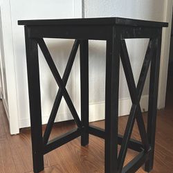 Good Condition: Black Wood Side Table, end Table, night stand