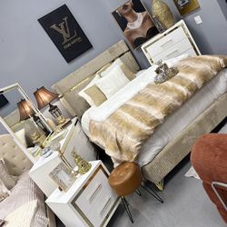 ✨ GOLD / BEIGE 4-PIECE BEDROOM SET – LIKE NEW! ✨ 🛏️ Bed • 🪞 Dresser • 🪑 Mirror • 🛋️ Nightstand