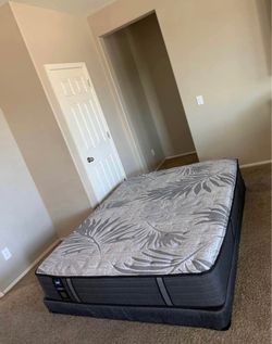 QUEEN MATTRESS SEALY AND FREE BOX SPRING