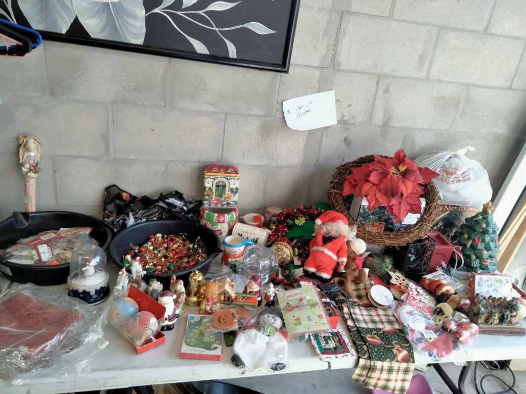 Lots And Lots Of Christmas Stuff All For $20 32129