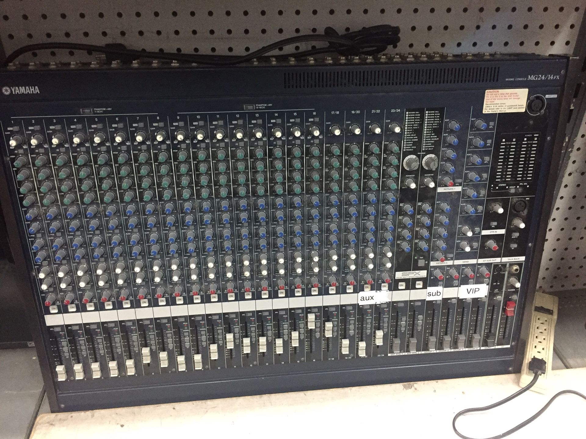 YAMAHA MG24/14FX 24 Channel Analog Mixer