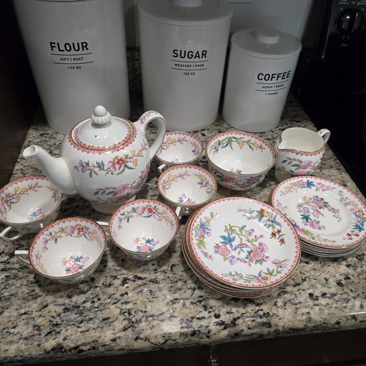 Royal Doulton 21 Piece Bone China Tea Set