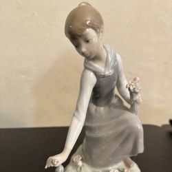 Lladro Limited Collection Figurine Girl Picking Flowers 