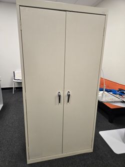Solid metal storage cabinet with 2keys 36 x 18 x 6ft