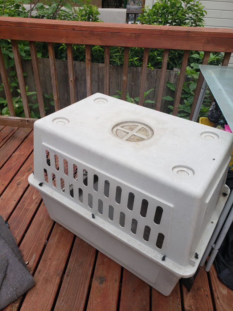Large Dog crate. 20 x 26 x 33" Good condition.