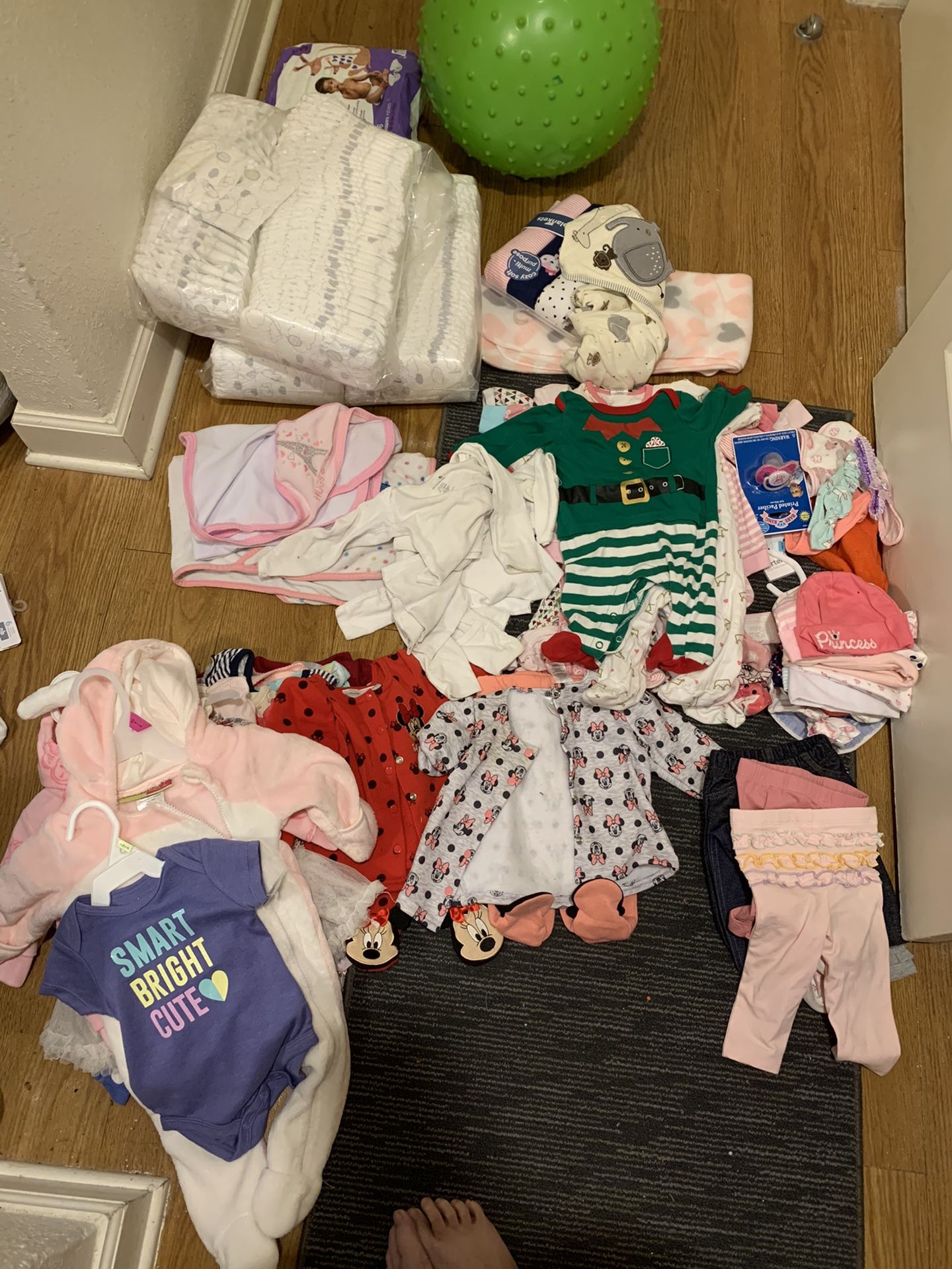 Baby clothes from newborn - 8 months plus newborn pampers