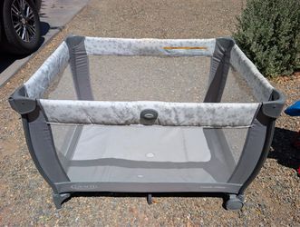 Play pen , stroller