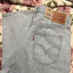 High-Waisted Straight Levi’s 